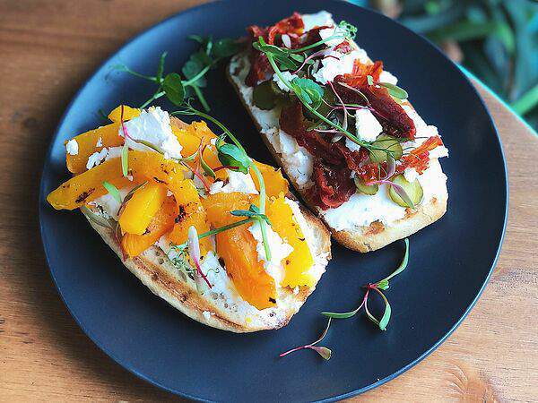 Кофейня Зеленая Улица - Бутерброды с печёной тыквой и сыром Сиртаки