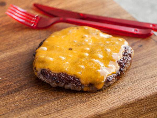 Moo Moo Burgers - Котлета из мраморной говядины с сыром чеддер
