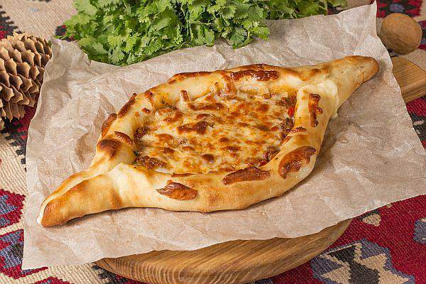 Мушмула - Хачапури с говядиной и копченым Сулугуни