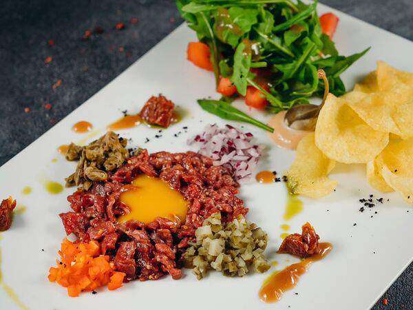 Мясо и вино - Тартар из говядины с перцем чили