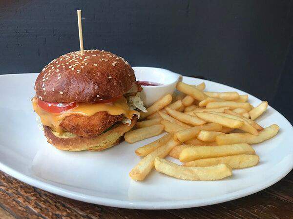 Plita - Фишбургер с филе трески в панировке и соусом тар-тар