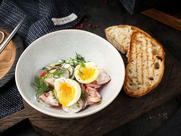 Бургерная №1 - Салат из сезонных овощей с яйцом всмятку