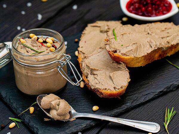 Magma food - Домашний паштет с брусничным соусом и кедровыми орешками