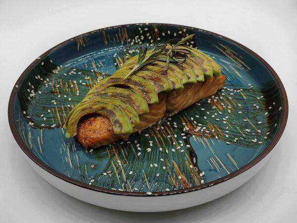 First Bar & Karaoke - Семга с авокадо и терияки