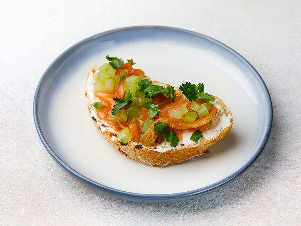 Гости - Брускетта с лососем и сливочным сыром