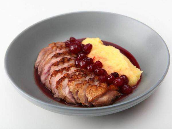 Конфитюр - Утиная грудка с полентой в клюквенном соусе