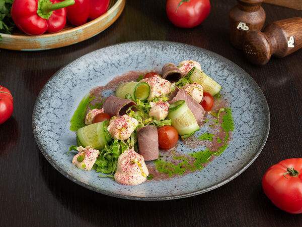 Абсолютъ - Салат с ростбифом и свежими овощами