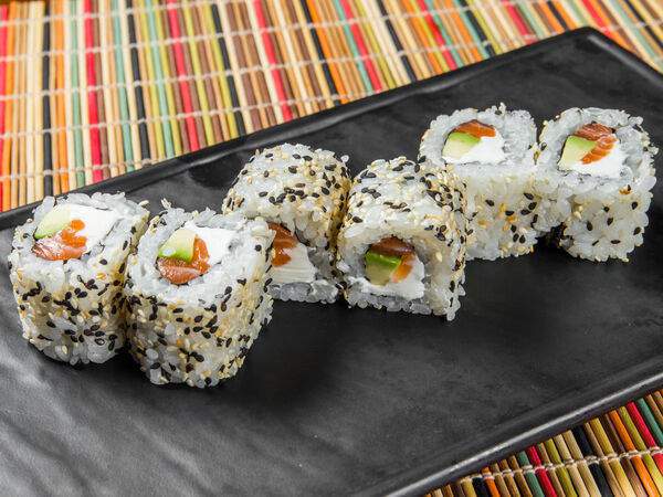 Самба суши - Ролл Урамаки Саке авокадо