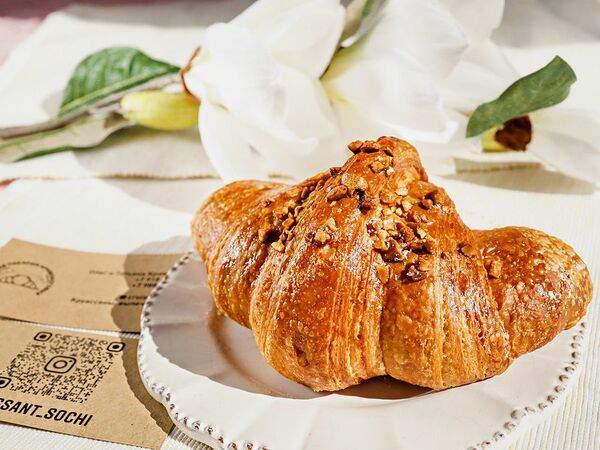 Семейная пекарня Кривоноговых - Круассан с малиновым джемом