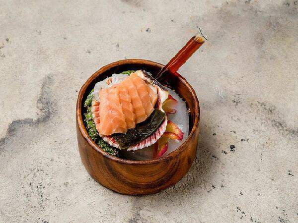 Кафе 38 - На льду с соусом на выбор филе лосося