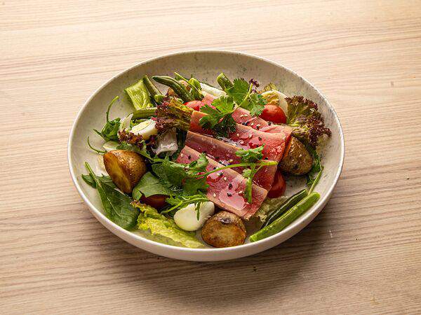 Кафе Полезные Продукты Лавка Здоровой Еды - Салат с тунцом