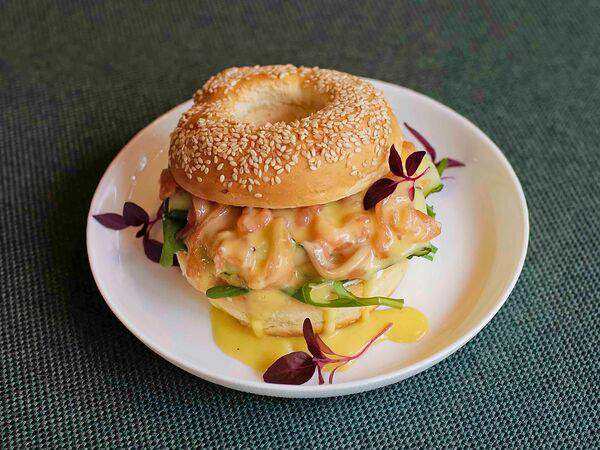 Где-то в Азии - Бейгл с лососем и голландским соусом