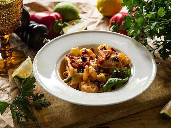 Volna - Паппарделле с морепродуктами вялеными томатами