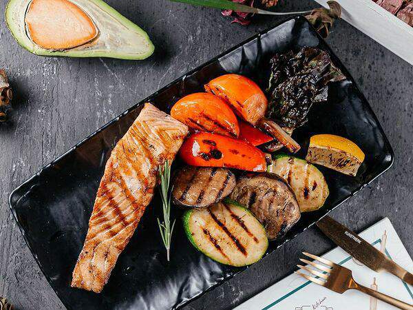 Benny Kitchen - Стейк из семги с овощами гриль