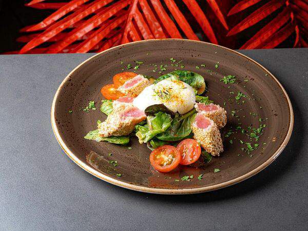 Ribs - Салат Нисуаз с тунцом и яйцом пашот