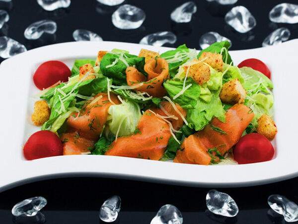 FishRoll - Салат Цезарь с лососем