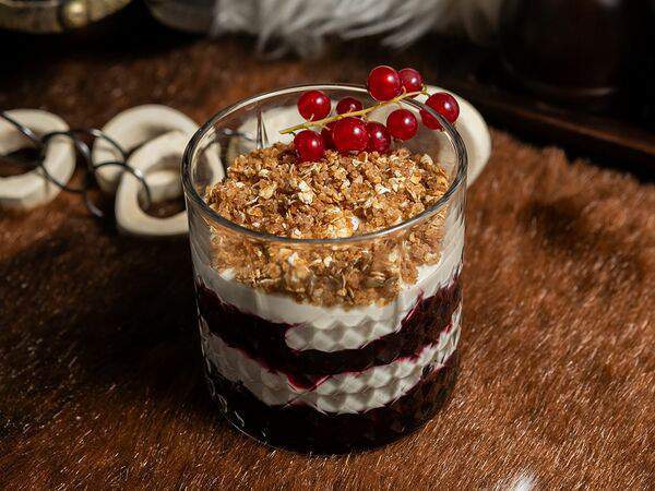 Викинги - Сырный десерт с ягодами и овсяной гранолой