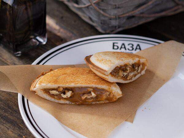 БАЗА - Сэндвич КоКо со сгущенным молоком и орехами