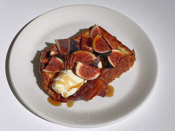 Not for Sale Studio - Французский тост со свежим инжиром, маскарпоне, гречишным медом и орехами пекан