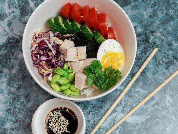 Бутик вкусной еды - Поке с цыплёнком на рисе