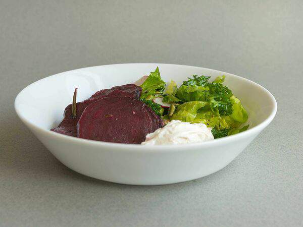 Крапива - Салат с печеной пряной свеклой и миндальной рикоттой