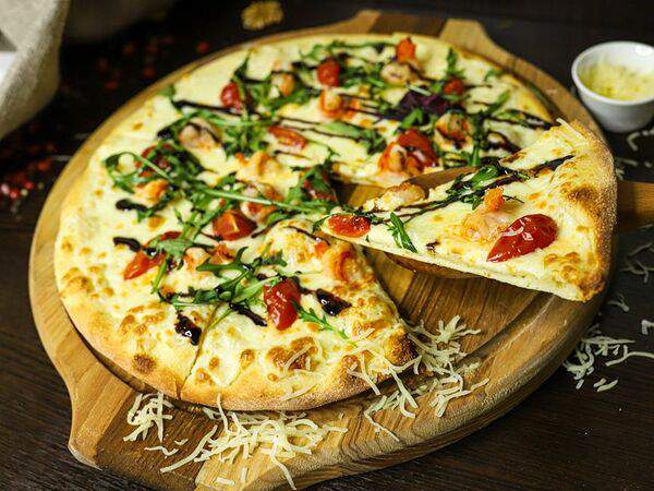 Мангал хауз - Пицца с креветками и рукколой