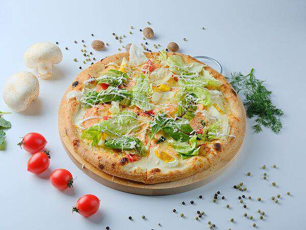 Дайте две - Пицца Цезарь с лососем