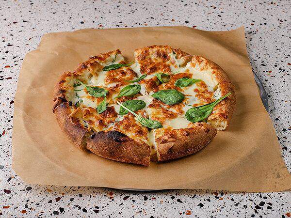 Matamata - Пицца со шпинатом, сливочным соусом и яйцом S