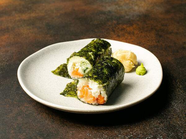 Горячо Азия - Ручной ролл с лососем