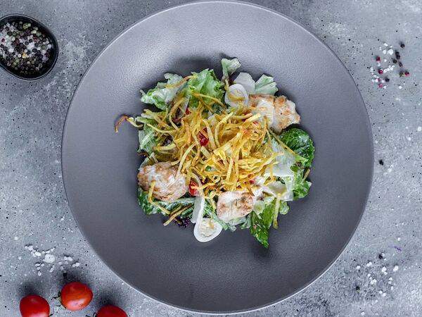 Gagarin Gastro Bar - Салат с куриным филе и пай-картофелем
