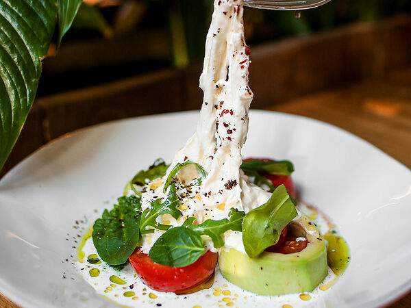 Сыроварня - Томаты с авокадо и муссом из шпината