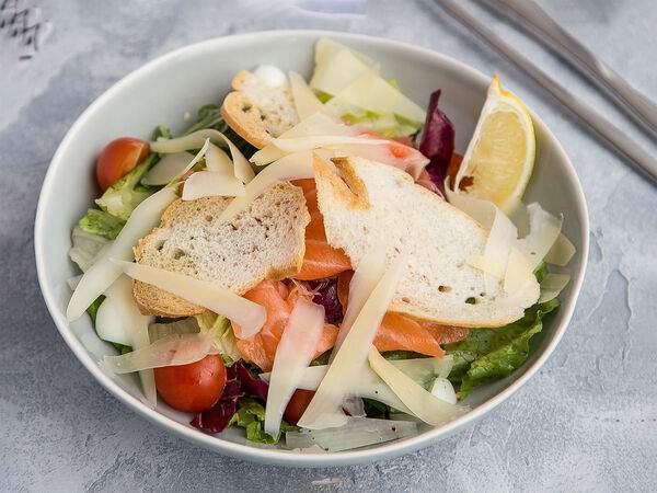 Coupe - Салат Цезарь с лососем