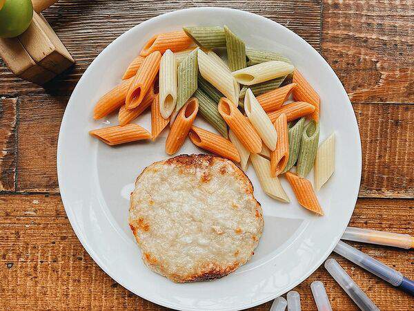 Антресоль - Разноцветные макароны с котлетой из индейки