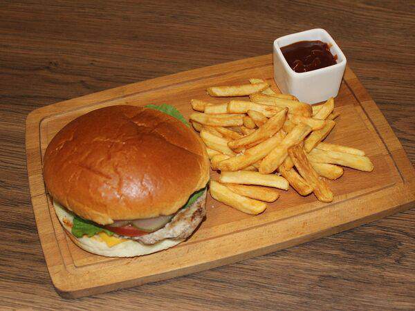 Family House - Бургер с куриным филе и йогуртовым соусом