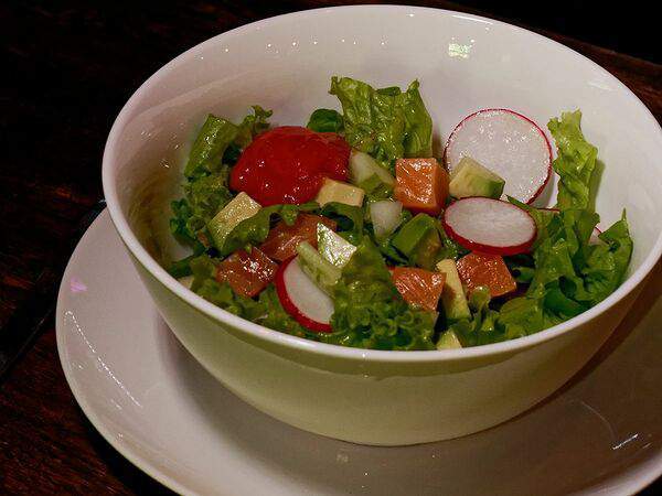 Harley Bar & Grill - Салат с семгой и авокадо