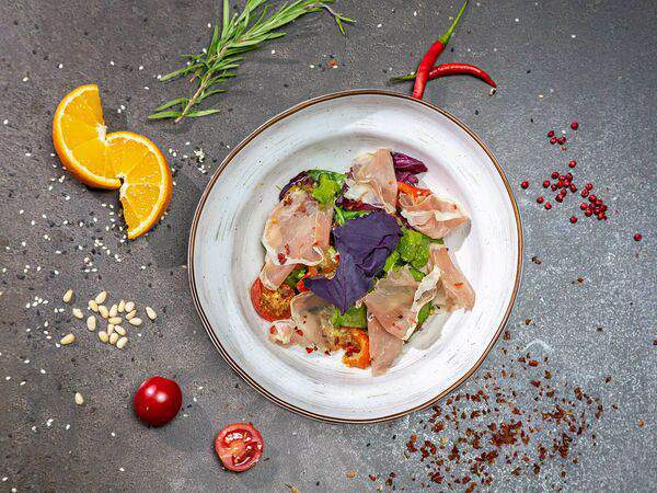 Hookah Place NN - Салат с пармской ветчиной, печеным перцем и соусом песто