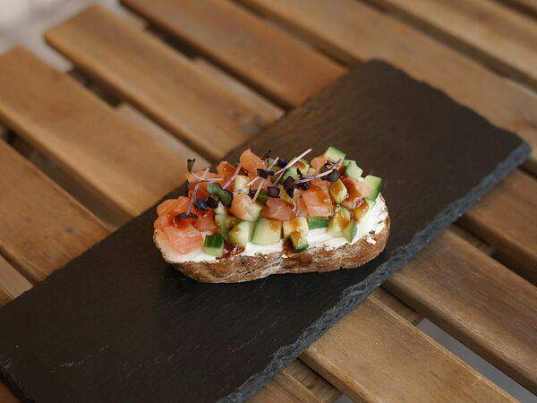 Брускетта - С лососем и огурцом
