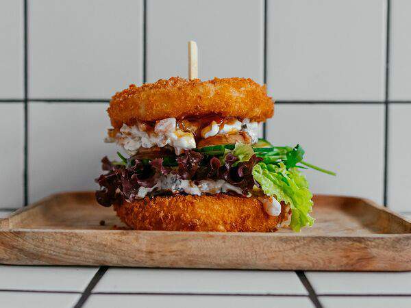 Футурист. Bar & Kitchen - Суши-бургер с тунцом и лососем