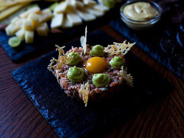 Hot Holland - Тартар из лосося с кремом из авокадо