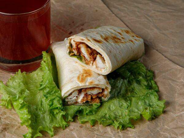 Крылья - Тортилья ролл с чесночным соусом