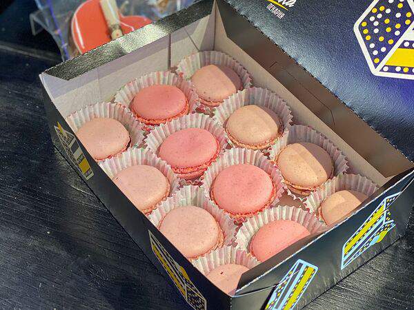 Пекарня Буханка - Ягодное Ассорти из 12 макарун в подарок