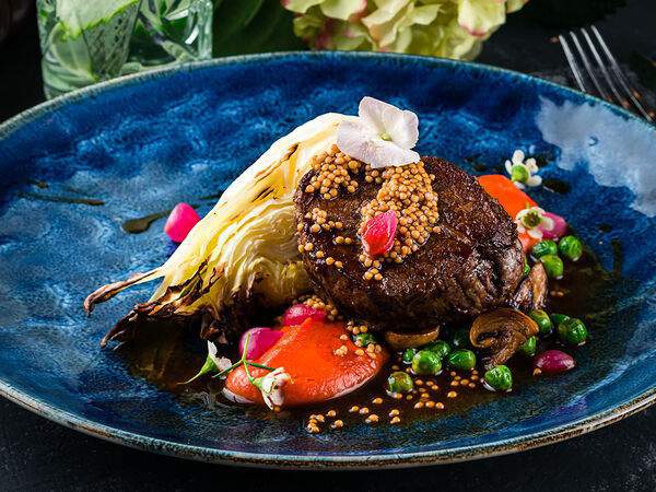 Березка - Стейк Тендерлоин с подкопченной капустой и сезонными овощами