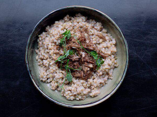 Charlie - Телячьи щечки с зеленой гречкой