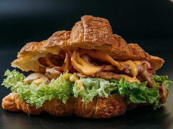 Прага - Круассан с курицей, беконом и соусом чеддер