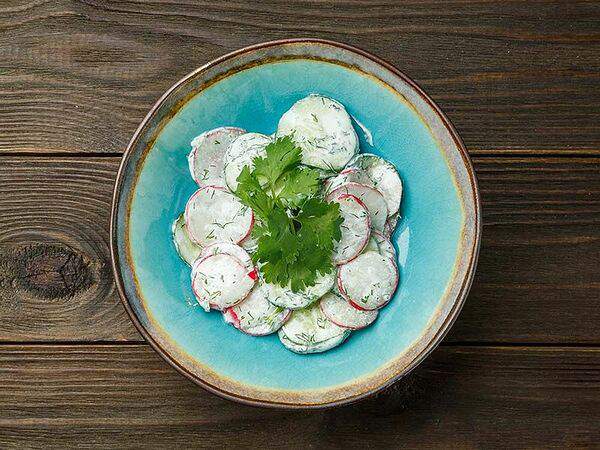 Чучвара, мангал и печи - Домашний салат с редисом и огурцами