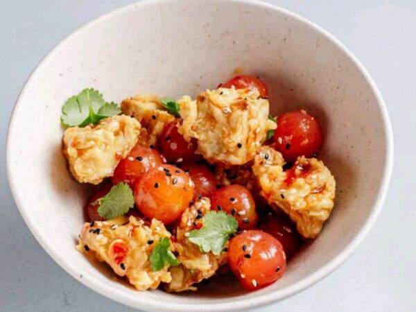 Hagao - Салат с томатами и баклажанами в китайской темпуре и соусе Свит Чили