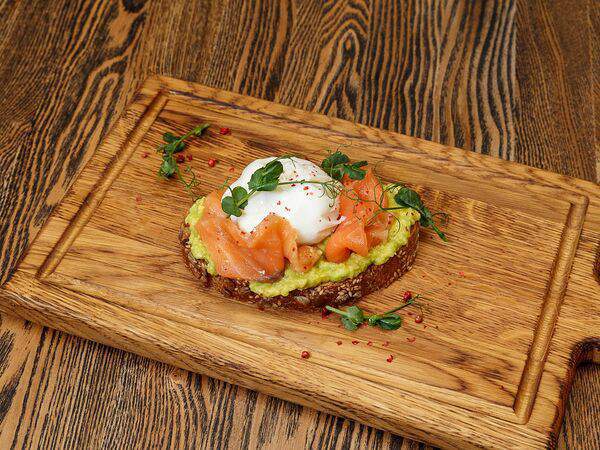 Verona - Брускетта с сёмгой гуакамоле и яйцом пашот