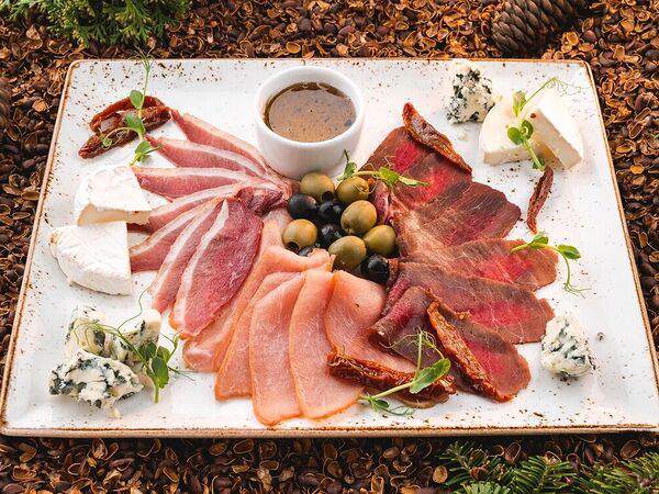 Chalet River Club - Ассорти мясных деликатесов и не только
