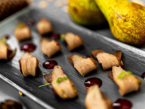 Ресторан Строгов - Нежная утиная грудка, подкопченная на яблоневой щепе