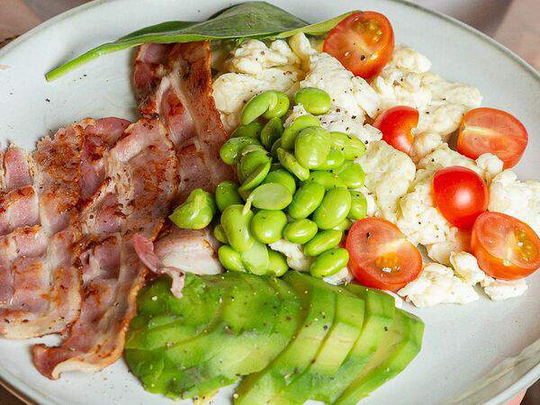 Roots - Скрэмбл с томатами черри, хрустящим беконом